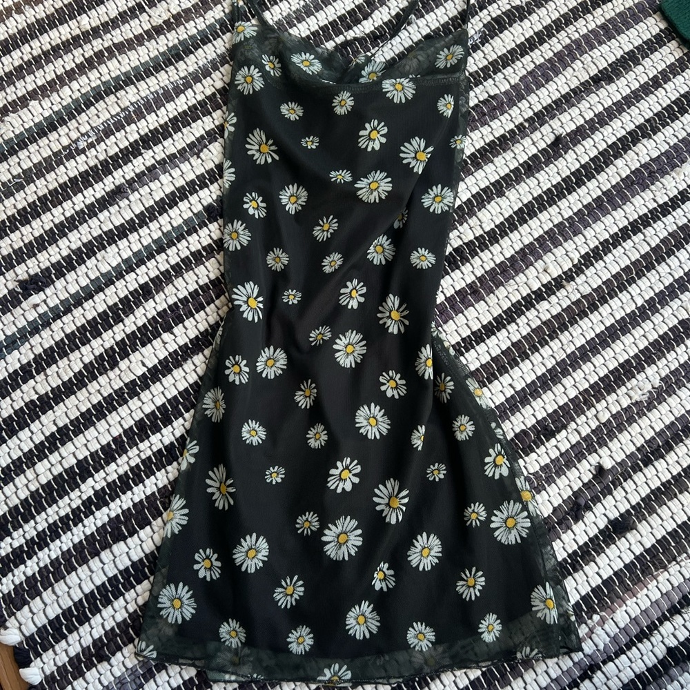 daisy scoop neck